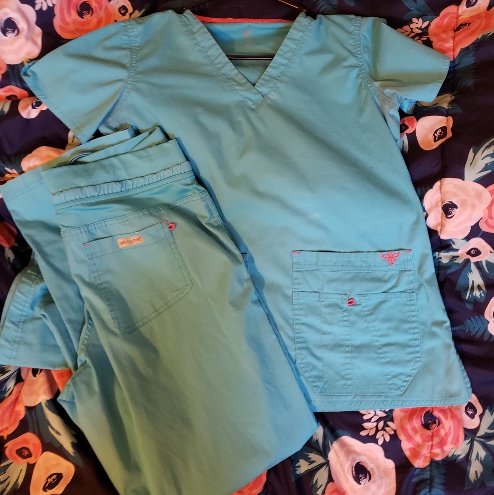 Turquoise blue scrbs, *FINAL PRICE* no offers.
